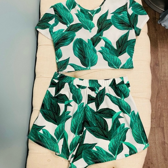 Show me your mumu! Palm leaf 2 piece crop top and shorts set size medium! - Picture 1 of 6